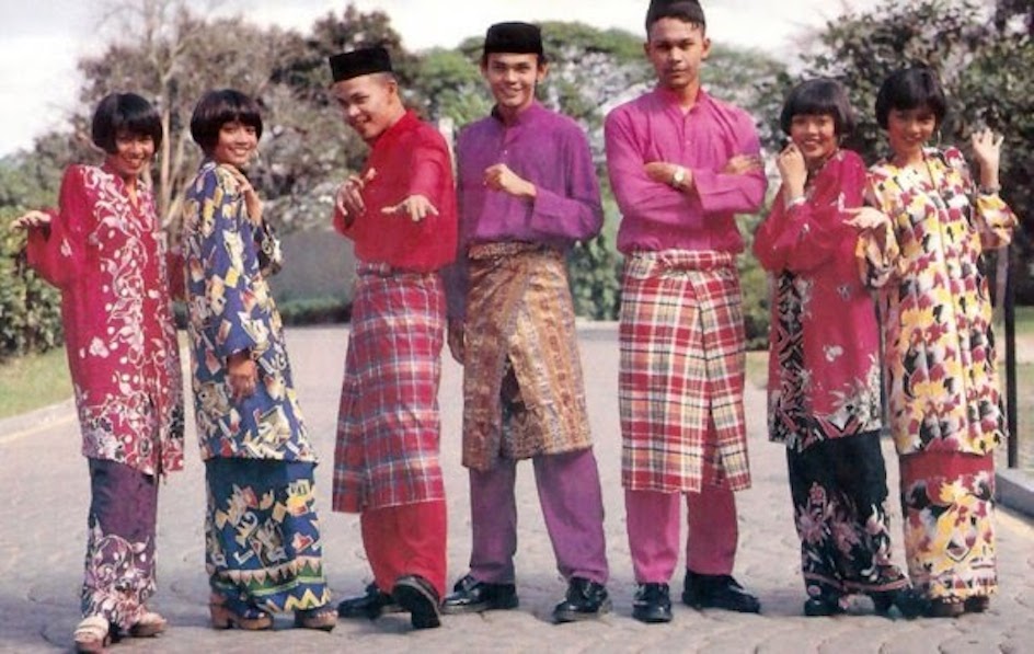 KRU and Feminin berhari raya